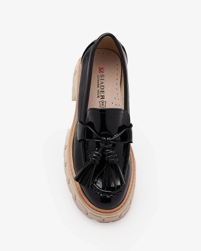 Royalfashion Czarne lakierowane mokasyny damskie z frędzelkami Kaipo