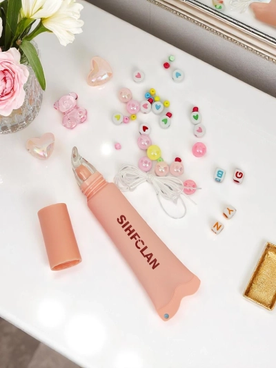 Lip gloss z zapestnico Gloss & Charm Cocoa Cookie