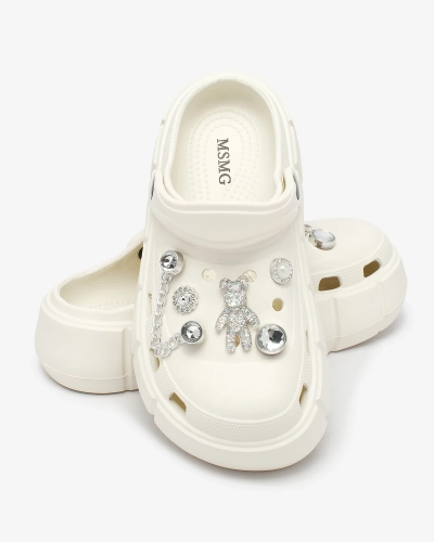 Royalfashion Białe ażurowe damskie klapki z ozdobami z cyrkonii Afuccia