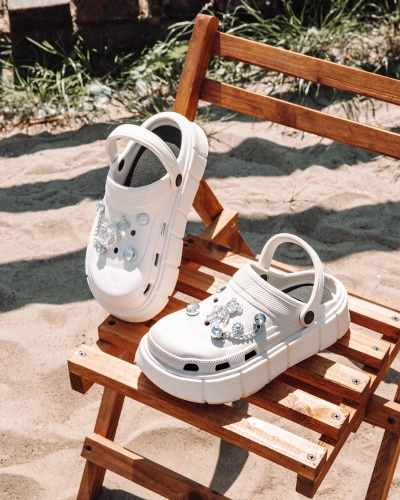 Royalfashion Białe ażurowe damskie klapki z ozdobami z cyrkonii Afuccia