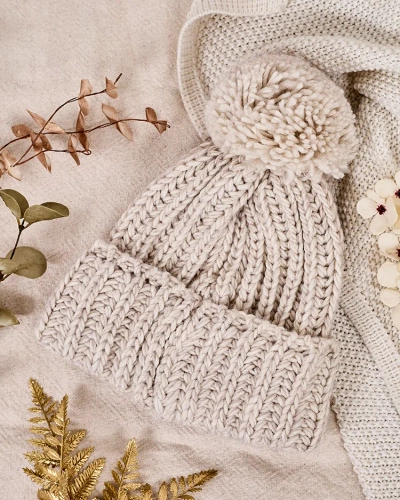 Royalfashion Ženska pletena kapa s pom pom