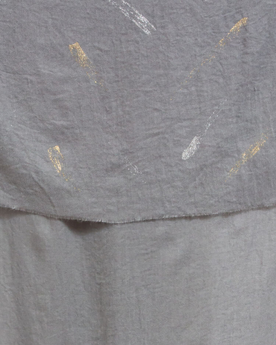 Royalfashion Siv ženski tanek šal z bleščicami