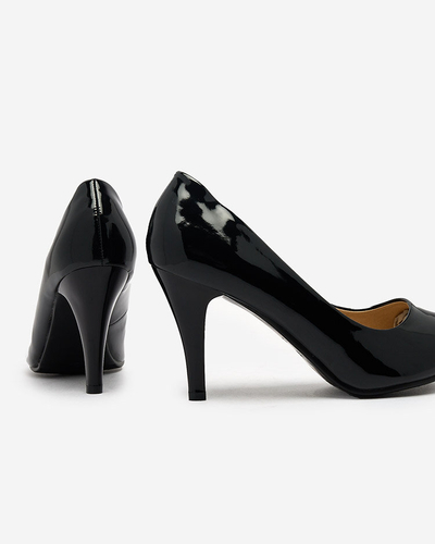 Royalfashion Črne lakirane čevlje Degonop s peto
