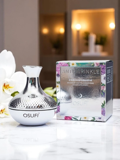 Proti-gubna in posvetlitvena krema za obraz