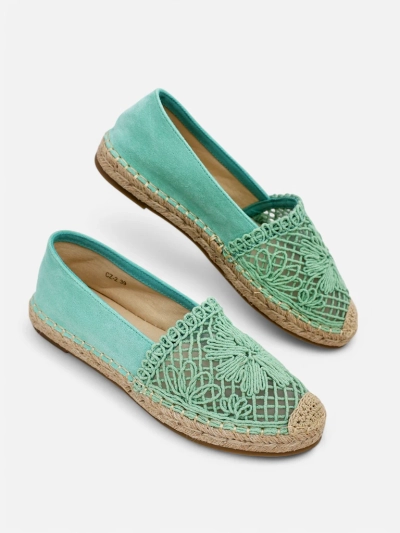 Royalfashion Ženske espadrile Verela so izdelane iz prijetnega ekološkega velurja in tkaninskega podplata. Ravna podloga, okrašena z jutenim vrvico, zagotavlja udobje. Popoln dodatek k poletnim obla?