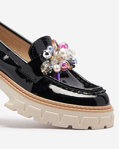 Royalfashion Czarne lakierowane mokasyny damskie z ozdobą Leliab