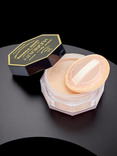 Sypki puder za obraz z naravnim zaključnim učinkom