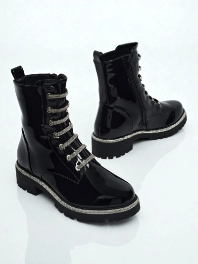 Lakirani ženski gležnarji s vezalkami Fjorra