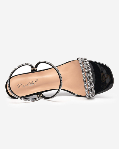 Royalfashion Czarne lakierowane klapki na niskim obcasie Lakopi