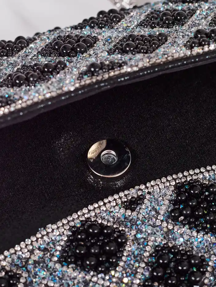 Royalfashion Mala ženska torbica okrašena z zirkonami in biserki