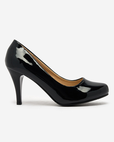 Royalfashion Črne lakirane čevlje Degonop s peto