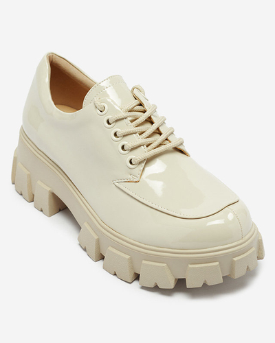 Royalfashion Jasnobeżowe damskie lakierowane półbuty sznurowane Ginara