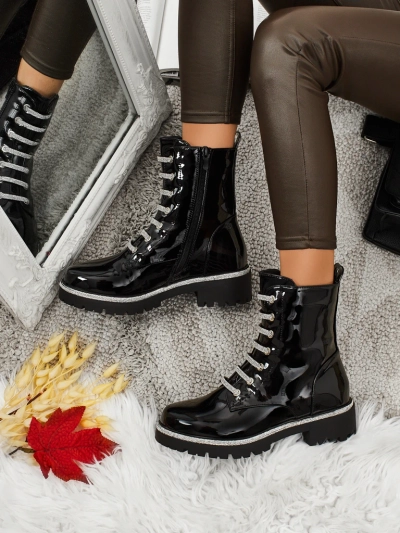 Lakirani ženski gležnarji s vezalkami Fjorra