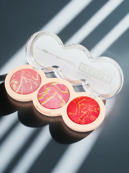 Paleta 3 odtenkov osvetljevalnega rdečila za lica barva