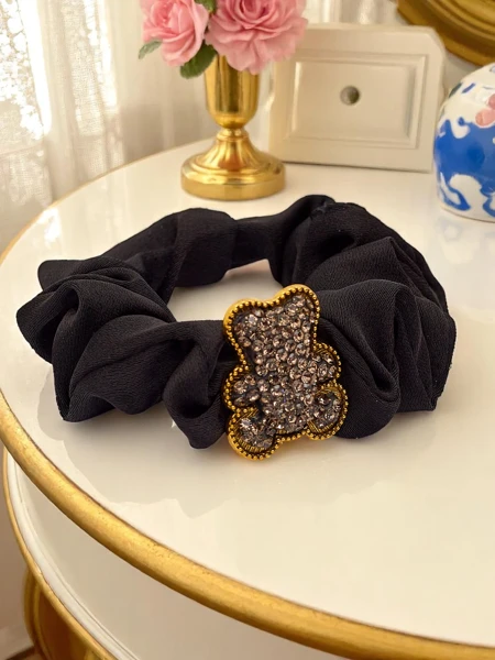 Royalfashion Gumica za lase s dekorativnim medvedkom iz satena Teddy