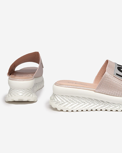 Różowe błyszczące klapki damskie z napisem Sosha- Obuwie