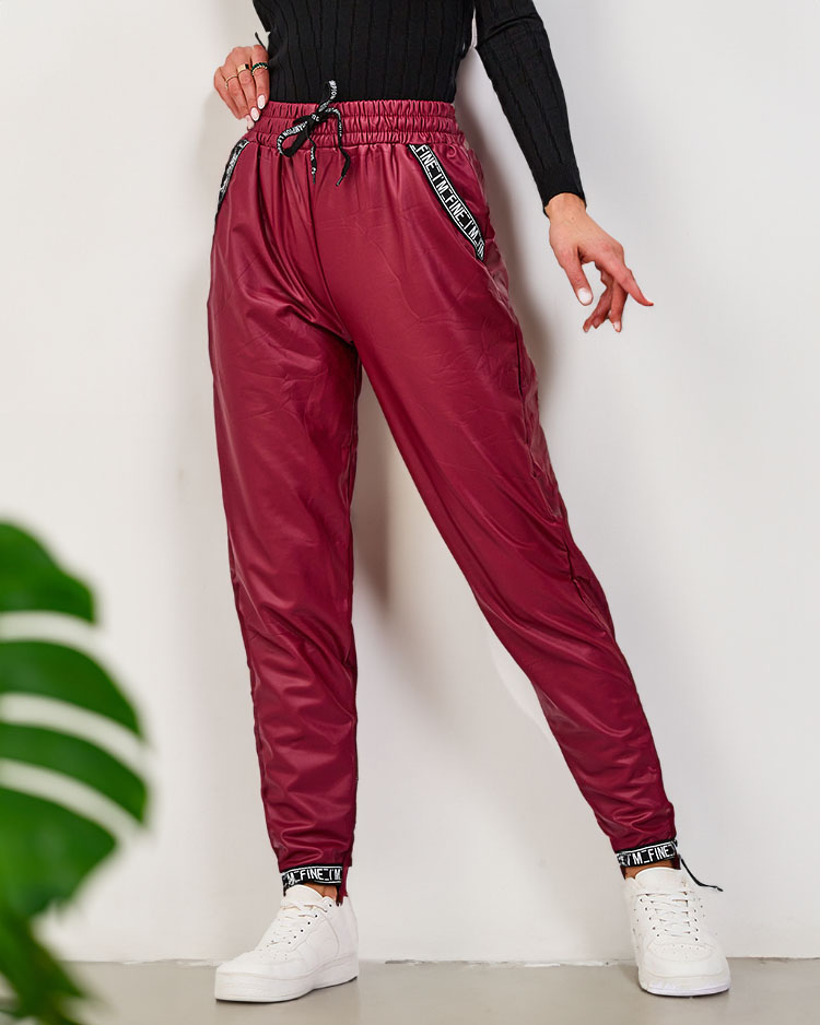 Royalfashion Ohlapne ženske hlače iz eko usnja v bordo barvi