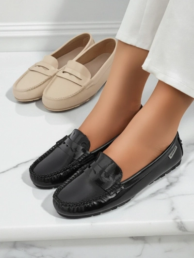 Ženski mokasini Cyra Nero iz lakiranega ekološkega usnja, klasični italijanski slog