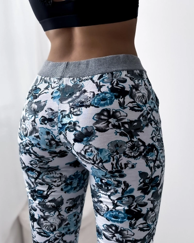 Royalfashion Ženske 3/4 kratke hlače v beli barvi z rožami PLUS SIZE