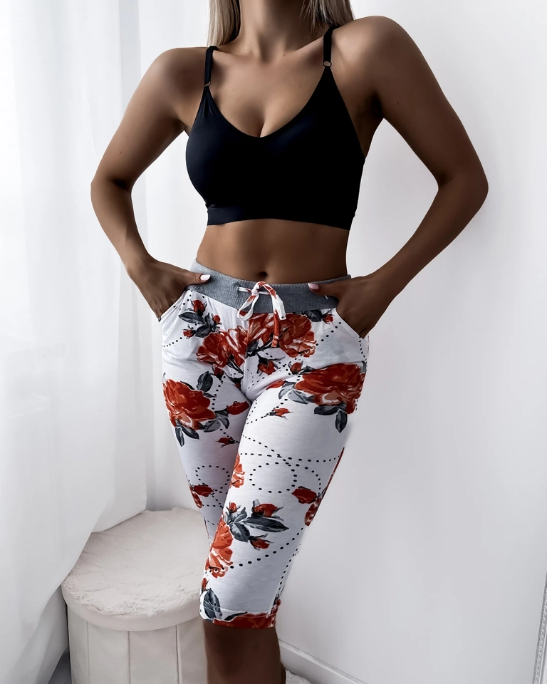 Royalfashion Białe spodenki damskie 3/4 w czerwone kwiaty PLUS SIZE