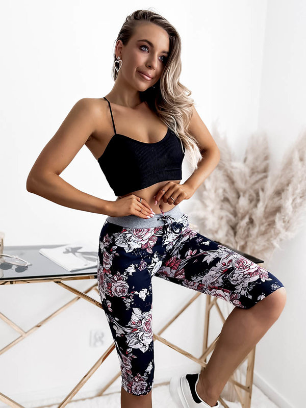 Royalfashion Kwiatowe spodenki damskie 3/4 w kolorze granatowo- koralowym PLUS SIZE