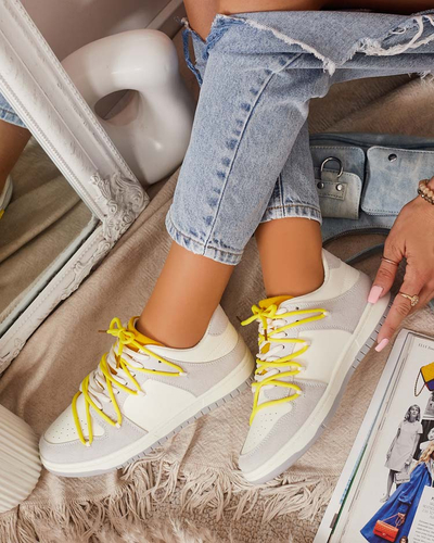 Royalfashion Biało - szare sportowe sneakersy damskie z żółtymi sznurówkami Olierinc