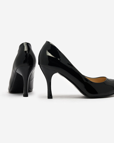 Royalfashion Črne lakirane čevlje Degonola s peto