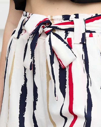 Royalfashion Białe damskie materiałowe krótkie spodenki w paski