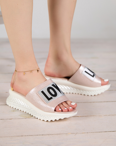 Różowe błyszczące klapki damskie z napisem Sosha- Obuwie