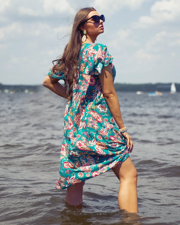 Royalfashion Zielona damska sukienka z kolorowym kwiecistym wzorem