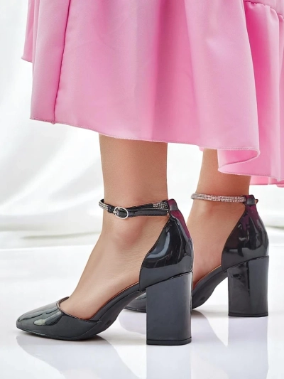 Royalfashion Ženske lakirane čevlje s pasom okrašenim s sikami Furoni