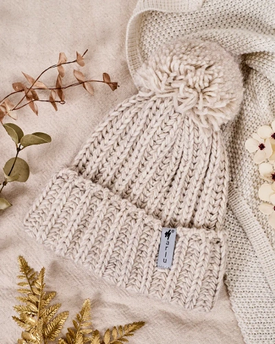 Royalfashion Ženska pletena kapa s pom pom