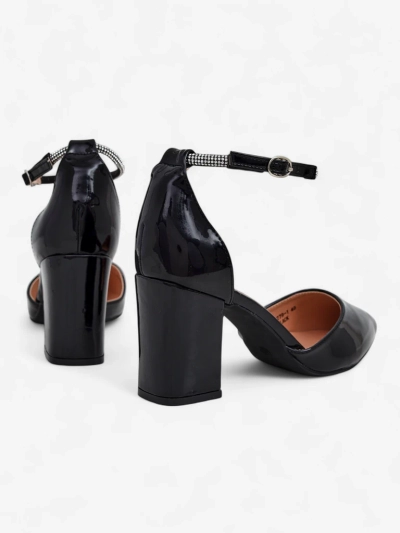 Royalfashion Ženske lakirane čevlje s pasom okrašenim s sikami Furoni