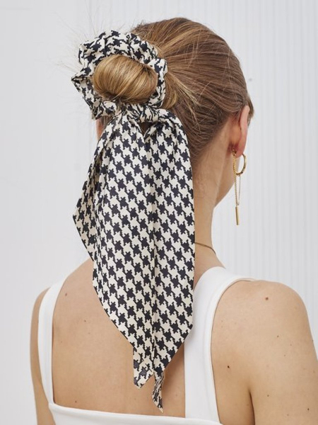 Royalfashion Elastika za lase s karirastim trakom Kratella