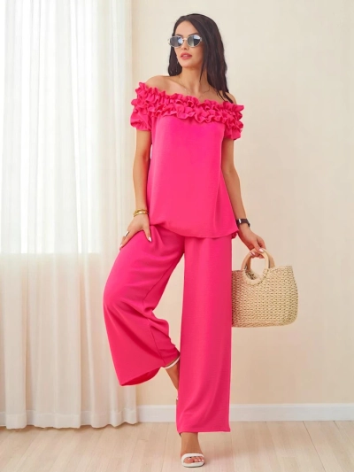 Royalfashion Ženski set s bluzo brez ramena in kratkimi rokavi ter dekorativnim izrezom ter širokimi hlačami