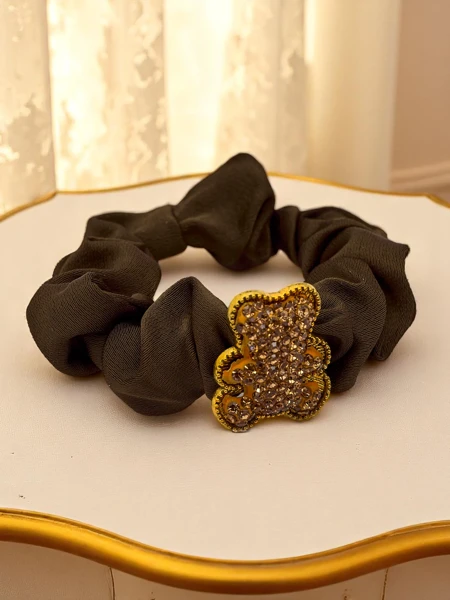 Royalfashion Gumica za lase z okrasnim medvedkom iz satena Teddy