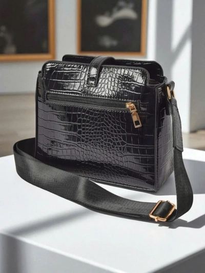 Ženska torba Callista Black – majhna poštarska torbica iz eko patentiranega usnja