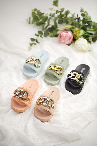 Royalfashion Zielone damskie pikowane klapki ze złotym łańcuszkiem Eteris