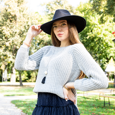 Royalfashion Damski jasnoszary sweter z łańcuszkiem