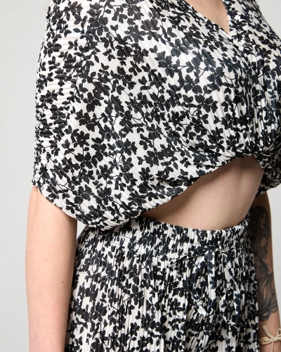 Royalfashion Biały damski plisowany komplet w czarne kwiatki