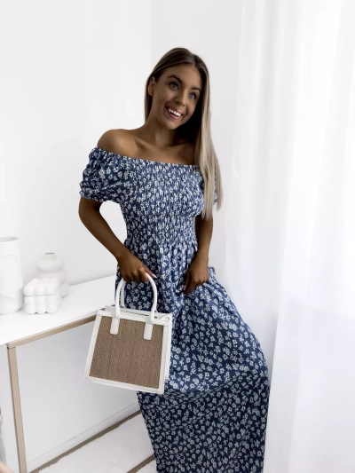 Royalfashion Niebieska sukienka damska maxi we wzór w kwiaty