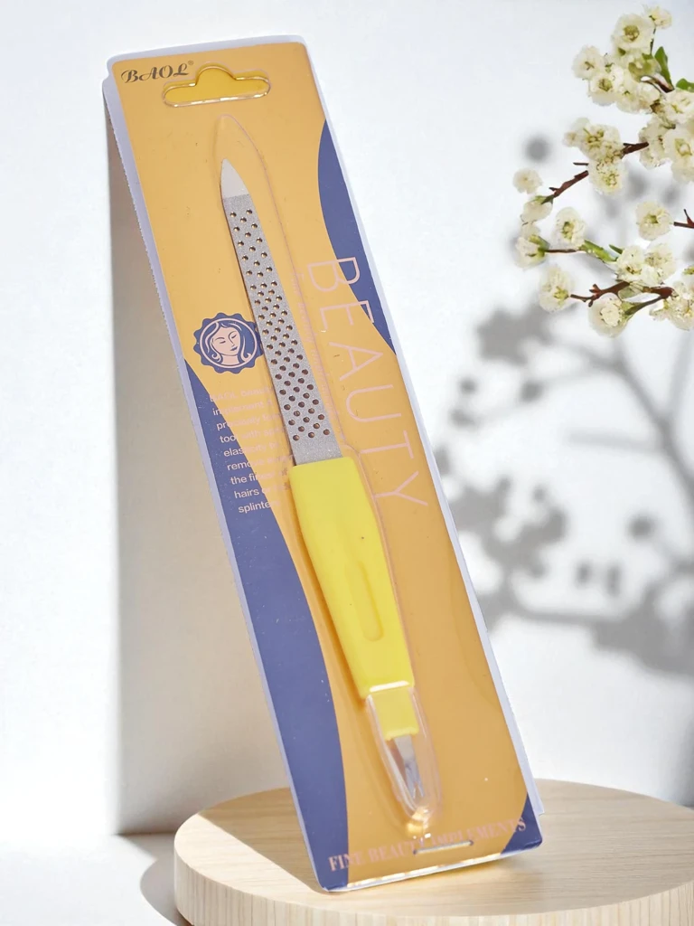 Perforirana pilica za nohte z rebrasto površino