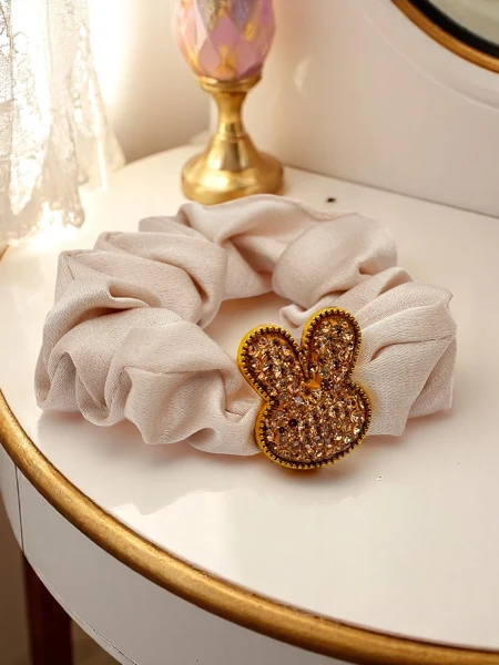 Royalfashion Gumica za lase z dekorativnim zajčkom Satin Bunny