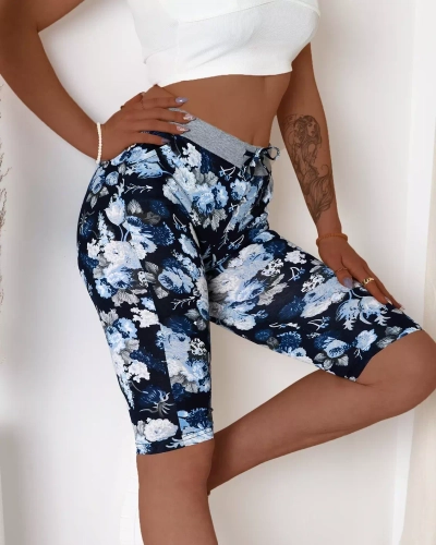 Royalfashion Niebieskie damskie spodenki 3/4 z kwiatowym wzorem PLUS SIZE