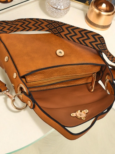 Ženska torbica Minerva rumena iz eko usnja, okras zlata čebela, boho pas