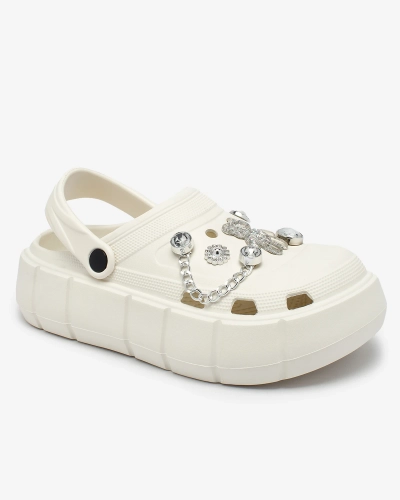 Royalfashion Białe ażurowe damskie klapki z ozdobami z cyrkonii Afuccia