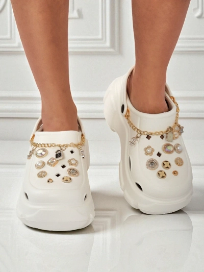 Sandale Caligae Aurelia Bianca z okraski chain v glamur stilu