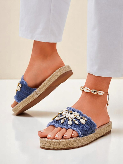 Poletni natikači Royalfashion Calista – svetlo modri s školjkami na ravnem podplatu