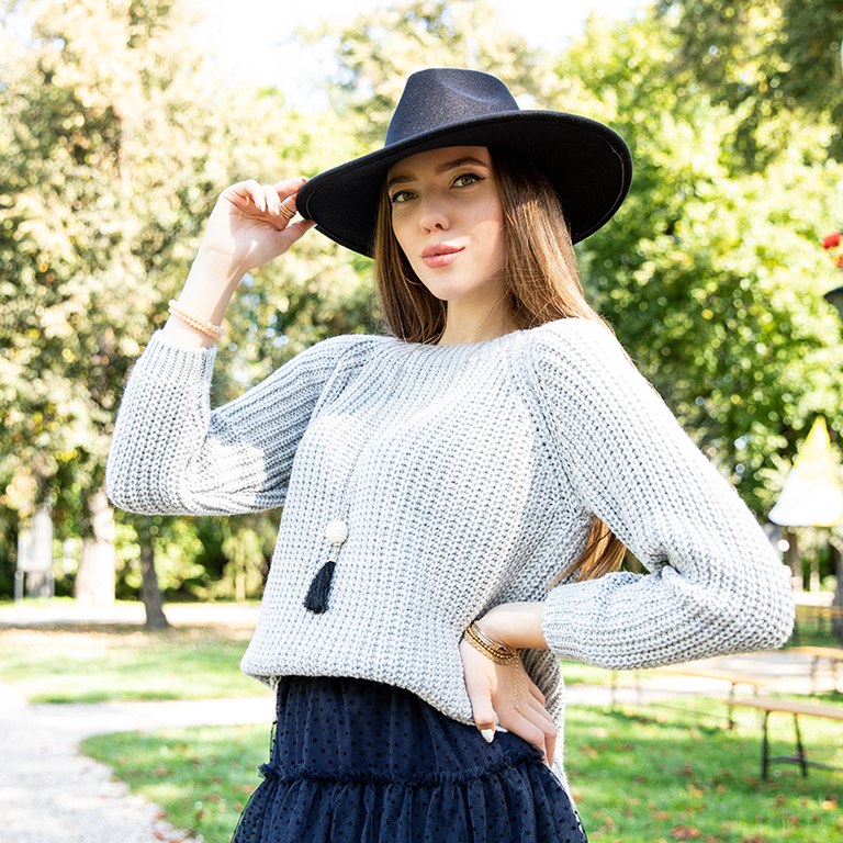 Royalfashion Damski jasnoszary sweter z łańcuszkiem