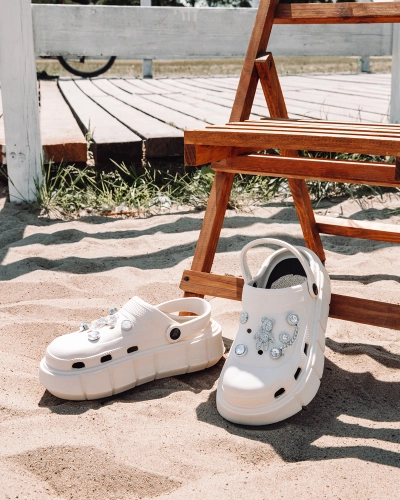 Royalfashion Białe ażurowe damskie klapki z ozdobami z cyrkonii Afuccia